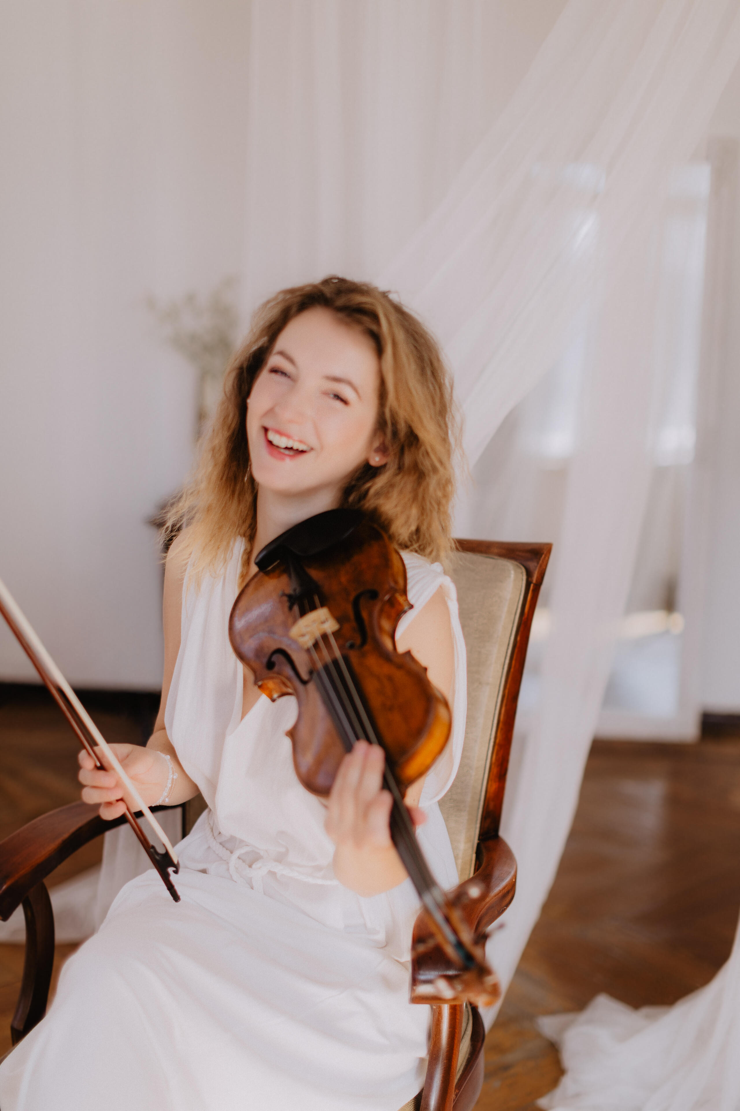 Elektriskās, akustiskās vijoles priekšnesums svinīgiem pasākumiem.